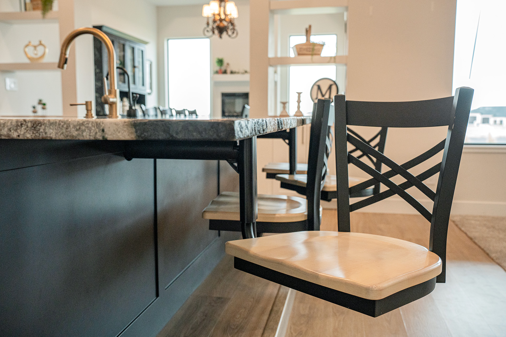 Uniquely installed swivel bar chairs on the kitchen island